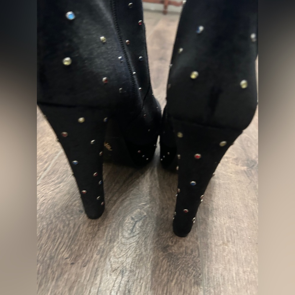 KURT GEIGER - SPEAR STUDDED VELVET ANKLE BOOTS SIZE 38 - Picture 2 of 7